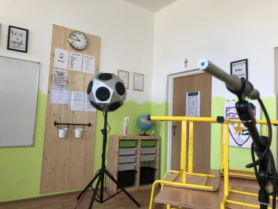 Guľový reproduktor v tvare dvanásťstena na statíve v učebni pripravený na akustické meranie.