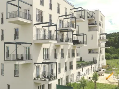 Fasáda bytového domu s presklenými balkónmi v Obytnom súbore Kamence.