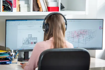 Projektantka za počítačom pracuje na pôdoryse a 3D modeli miestnosti, projekt Nahrávacie štúdio.
